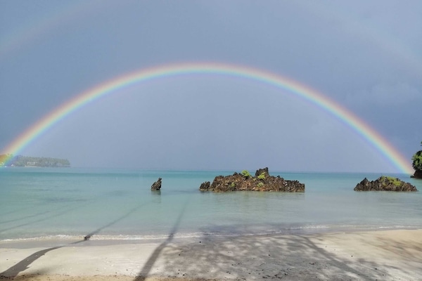 Playa en los alrededores y playa de arena blanca