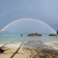 Pantai di sekitar dan pasir putih