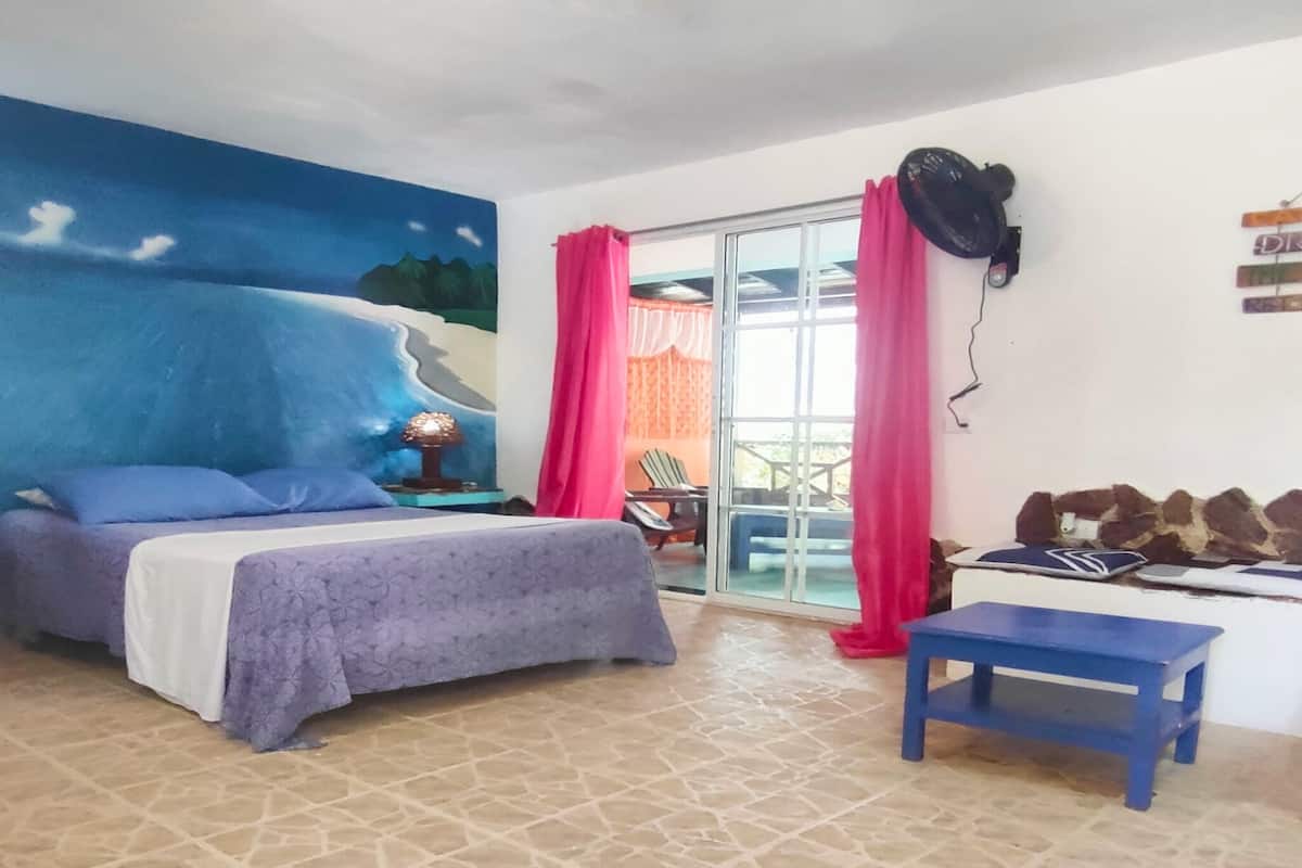 Deluxe-huone, 1 makuuhuone, näköala puutarhaan, pohjakerroksessa | Ylelliset vuodevaatteet, untuvapeitot, pillowtop-patjalliset sängyt