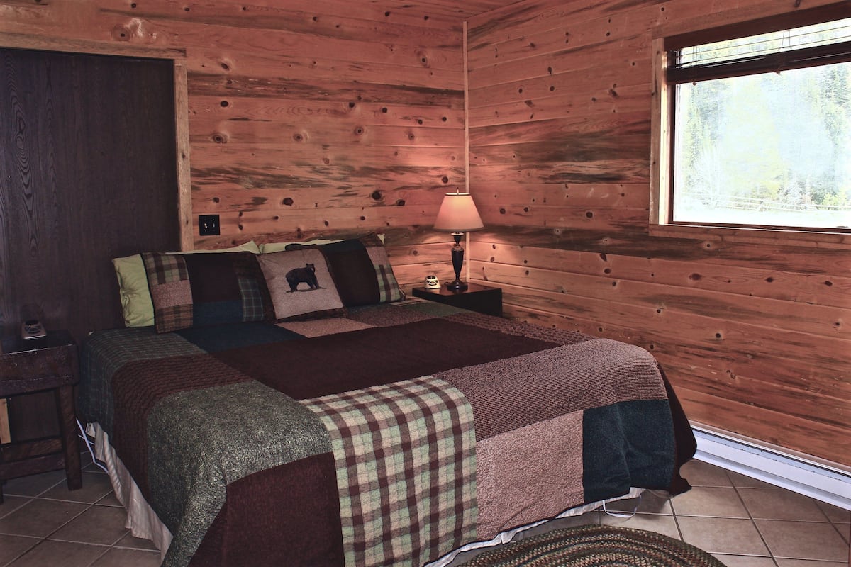 Cabin, 1 Bedroom (Bear's Den) | WiFi (free)
