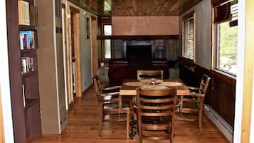 Kabin, 2 kamar tidur (Riverside) | Makan di kamar