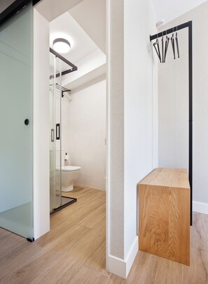 Habitación doble | Baño | Regadera, secadora de cabello, toallas, jabón 