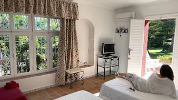 Habitación con 1 cama doble o 2 individuales, vistas al jardín | Mobiliario individual, wifi gratis, ropa de cama