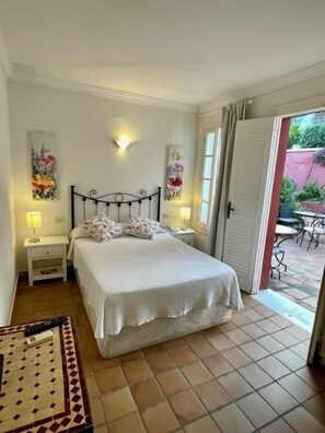 Quarto casal ou duplo clássico, terraço | Individualmente mobiliados, Wi-Fi de cortesia, roupa de cama