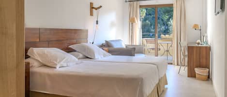 Minibar, safe på rommet, skrivebord og strykejern/-brett