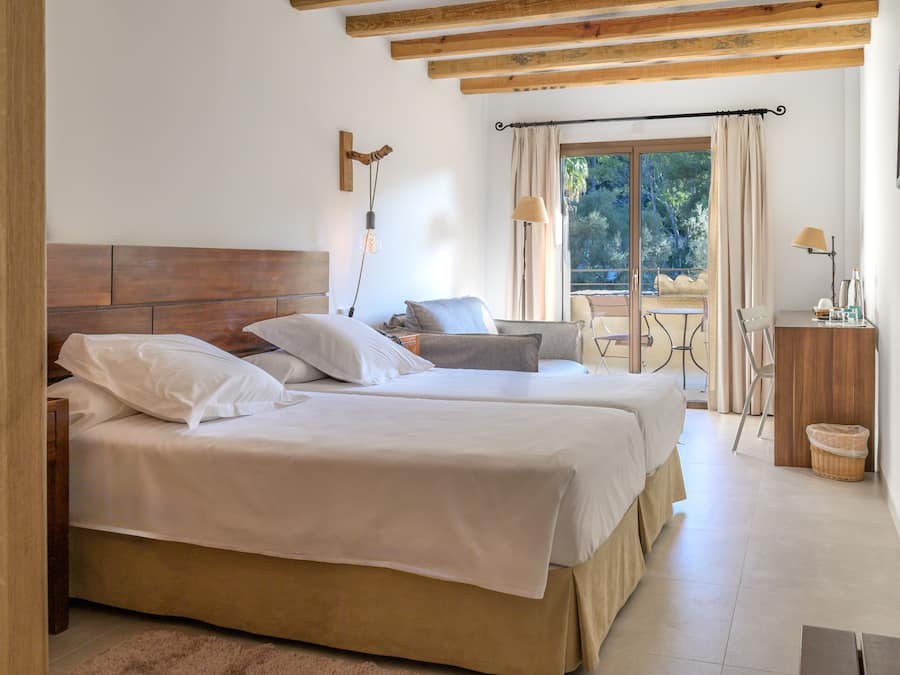 Minibar, caja fuerte, escritorio y tabla de planchar con plancha