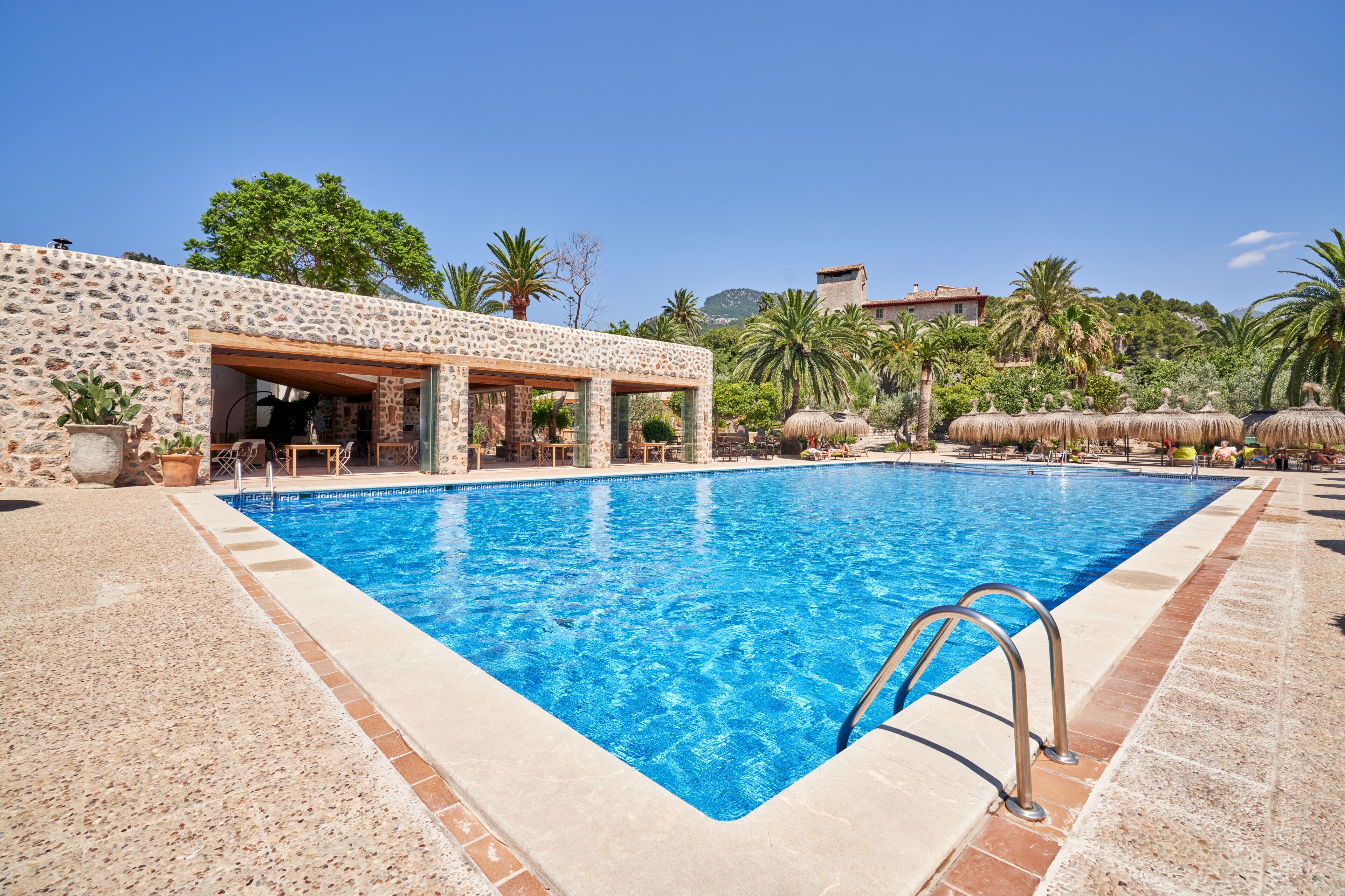 Inomhuspool, en säsongsöppen utomhuspool, parasoller och solstolar