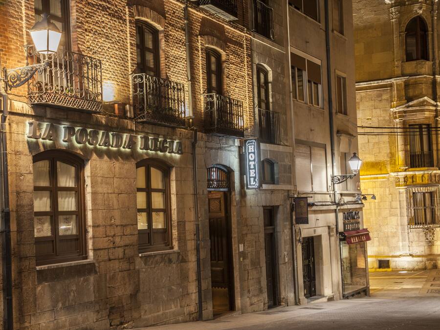 Fachada de la propiedad por la tarde o noche