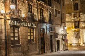 A historic building with a sign reading "LA POSADA RICIA HOTEL" and a traditional wrought iron balcony. - Hotel La Posada Regia (León)