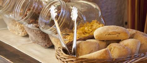 Un bufé de desayuno con diversos alimentos y utensilios.