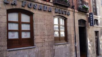 Un edificio con un cartel que dice "LA FOSADA REGIA".
