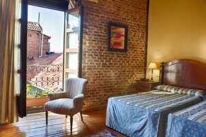 Minibar, caja de seguridad en la habitación y cortinas blackout 