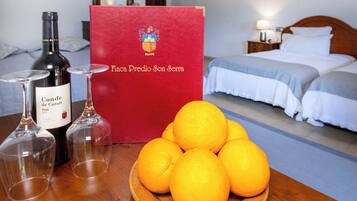 Familie vierpersoonskamer, 1 slaapkamer | Luxe beddengoed, een kluis op de kamer, een bureau