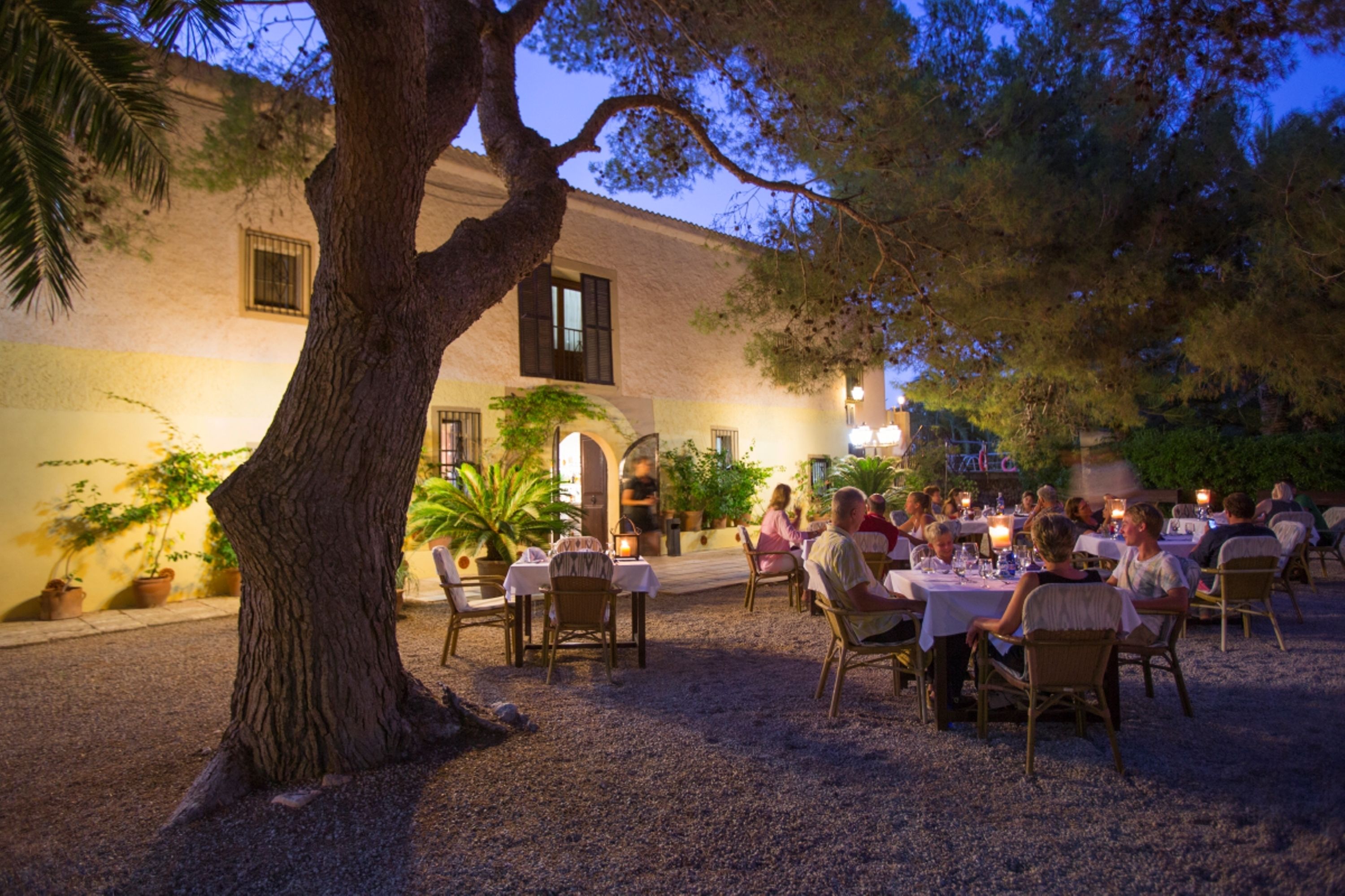 S'hi serveixen esmorzars i sopars 