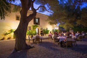 Frokost og middag serveres