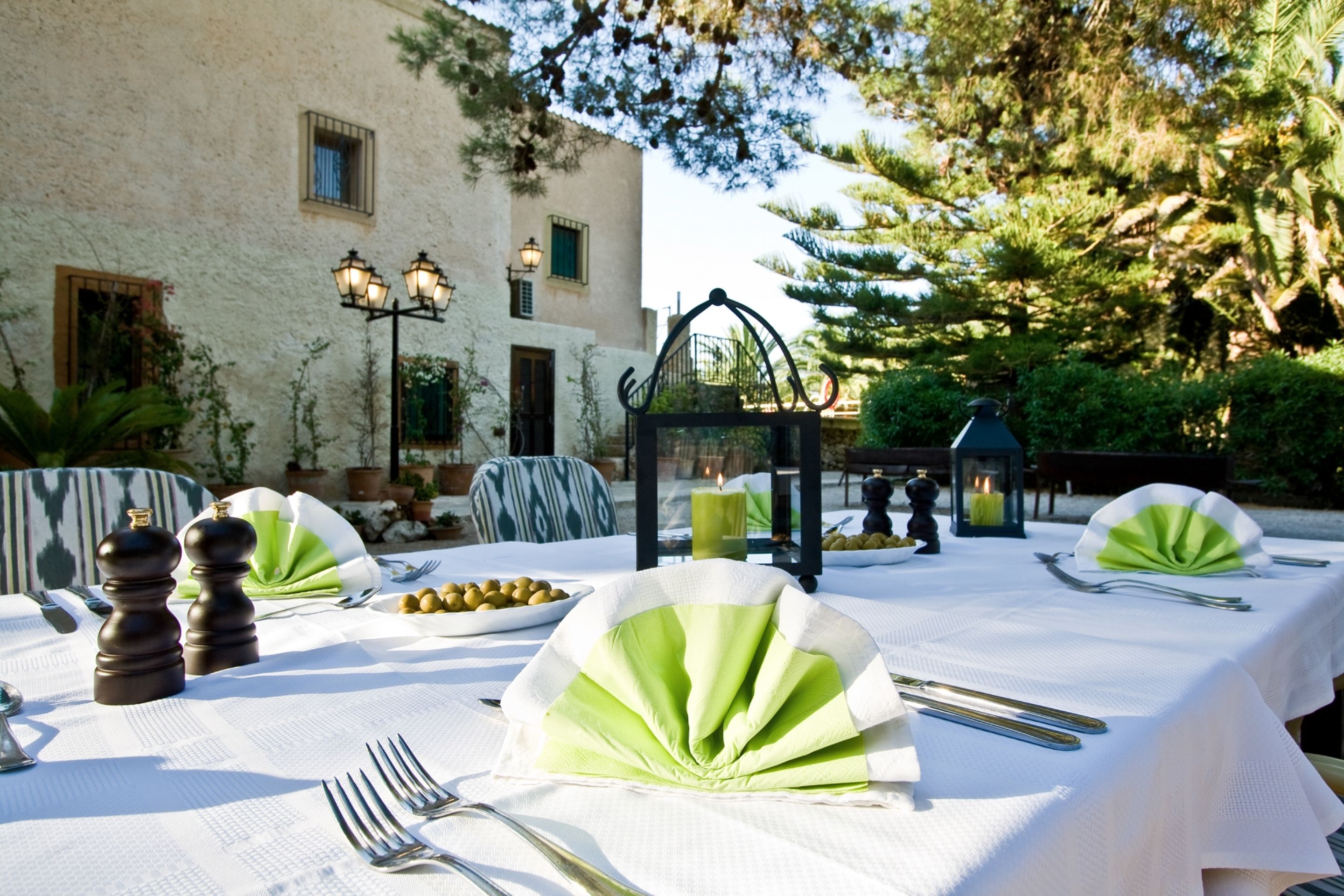 朝食、ディナーに営業