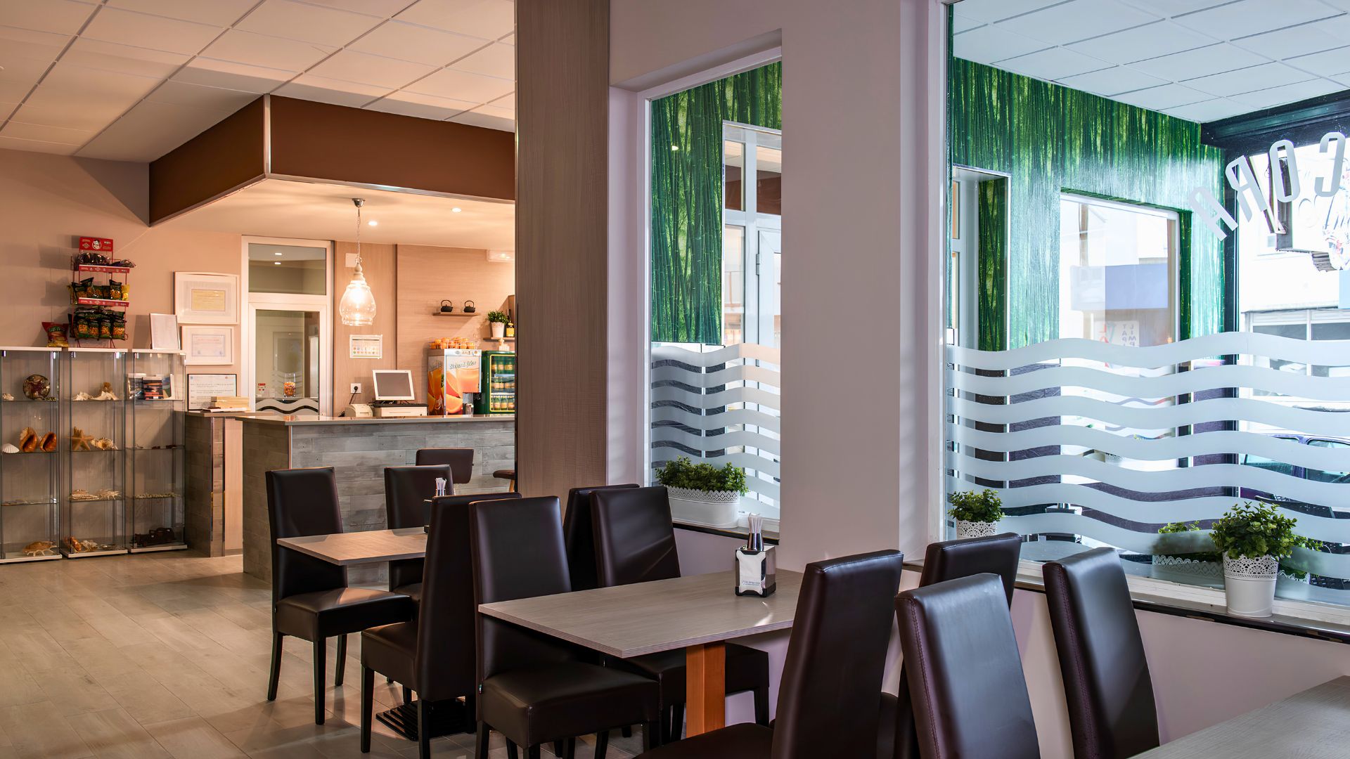 Un interior de restaurante moderno con barra, disposición de mesas y elementos decorativos.