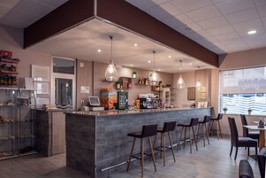 Se ofrece un desayuno bufé (8 EUR por persona)