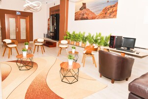 Habitación doble, baño privado | Vestíbulo