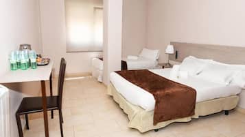 Een hotelkamer met een bed, een bureau, een stoel en een raam.