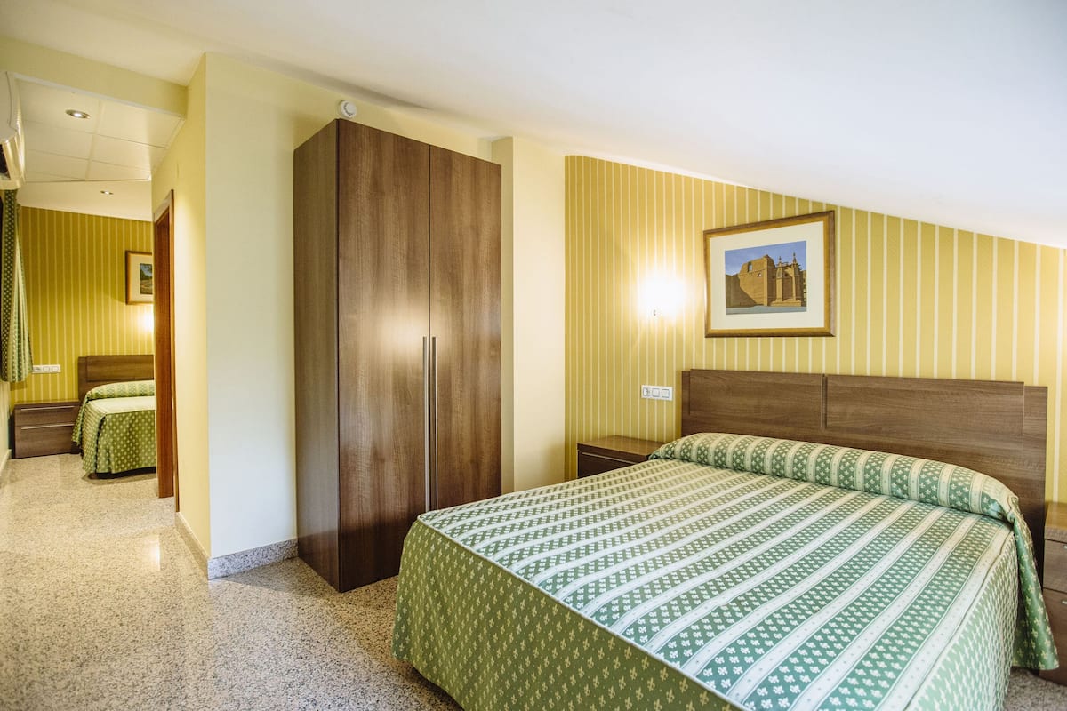 2 bedrooms, blackout drapes, iron/ironing board, free WiFi