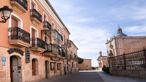 Un hotel con una fachada clásica, varios balcones y una cúpula destacada al fondo.