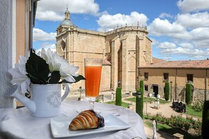 Cortinas opacas, tabla de planchar con plancha, wifi gratis