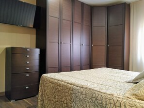 Comfort Room | Blackout curtains, iron/ironing board, free WiFi, bed sheets
