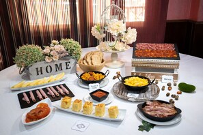 Bữa sáng buffet hàng ngày (7.90 EUR/mỗi người) 