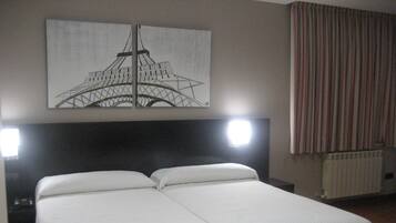 Habitación con 1 cama doble o 2 individuales | Escritorio, espacio para trabajar con un portátil, cortinas opacas