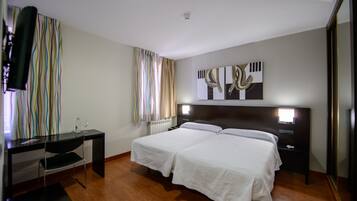 ์ฑ
์, ๋
ธํธ๋ถ ์์
๊ณต๊ฐ, ์๋ง ์ปคํผ, ๋ค๋ฆฌ๋ฏธ/๋ค๋ฆฌ๋ฏธํ