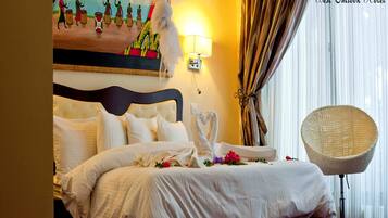 Deluxe Room | 1 bedroom, in-room safe, desk, soundproofing