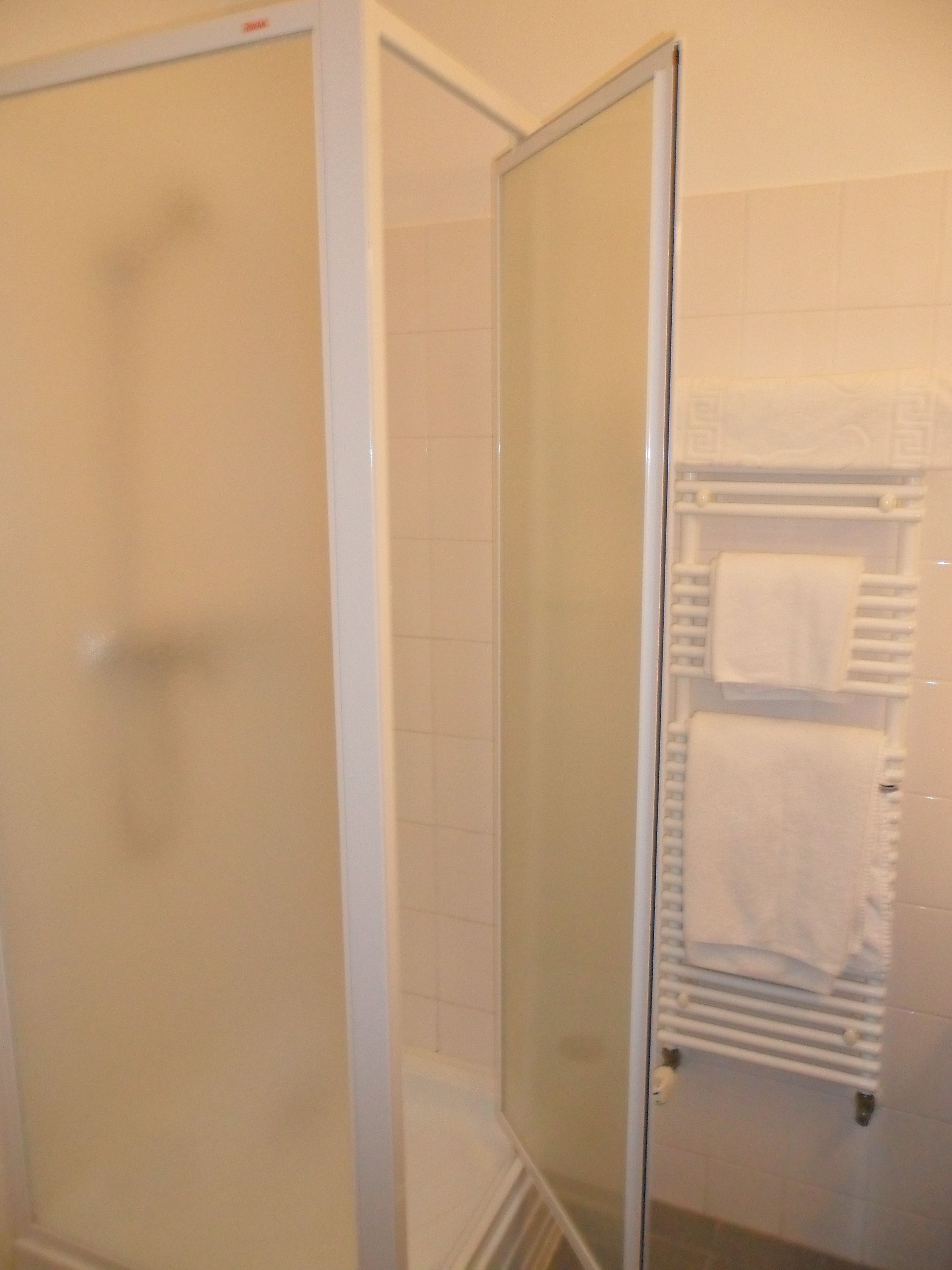 single room | bathroom shower