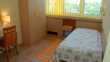 Habitación individual | Caja de seguridad en la habitación, escritorio y cunas gratuitas