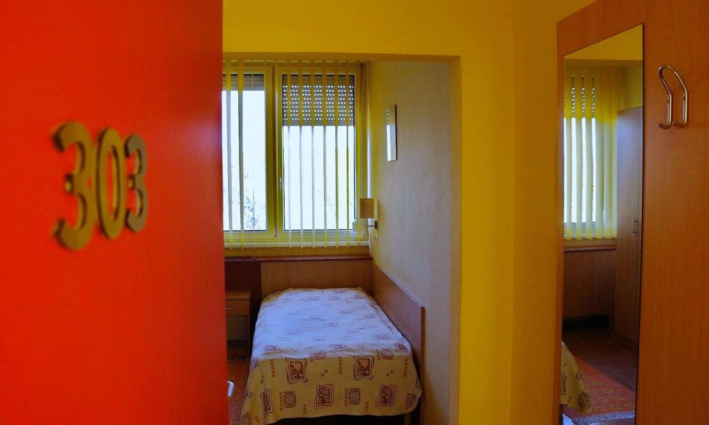 single room | in-room safe, desk, free cots/infant beds, rollaway beds