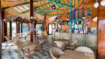 Bar en bord de piscine