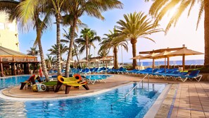 Outdoor pool, pool umbrellas, pool loungers - Bull Dorado Beach & Spa - All Inclusive (Mogan)