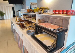 Daily buffet breakfast for a fee - Hotel Miramar (Nigran)