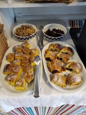 Morgenmadsbuffet hver dag (6.00 EUR pr. person)