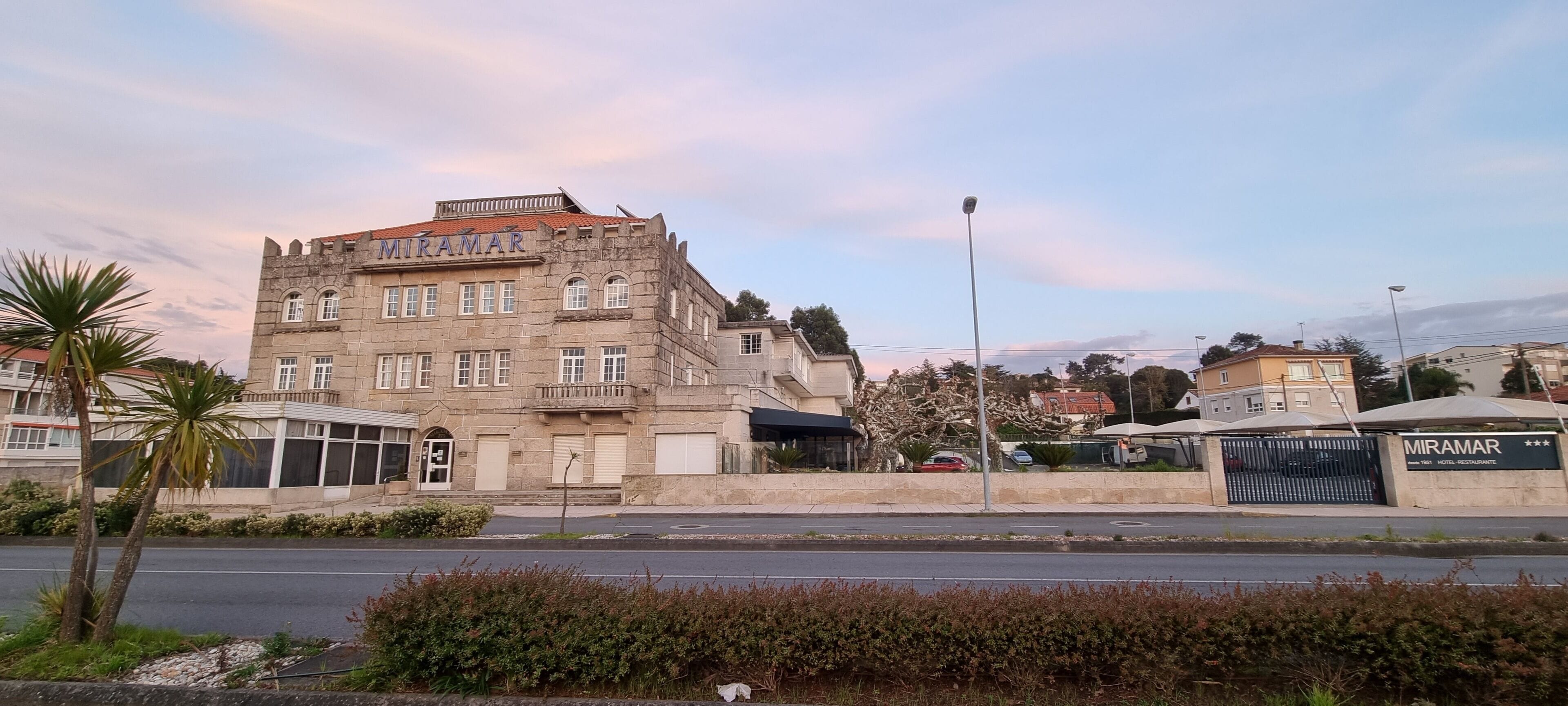 Il s’agit d’un bâtiment historique dont la façade porte l’inscription « MIRAMAR », et qui présente un style architectural classique, avec de nombreuses fenêtres et un balcon.