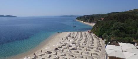 Plage privée à proximité, chaises longues, parasols, serviettes de plage