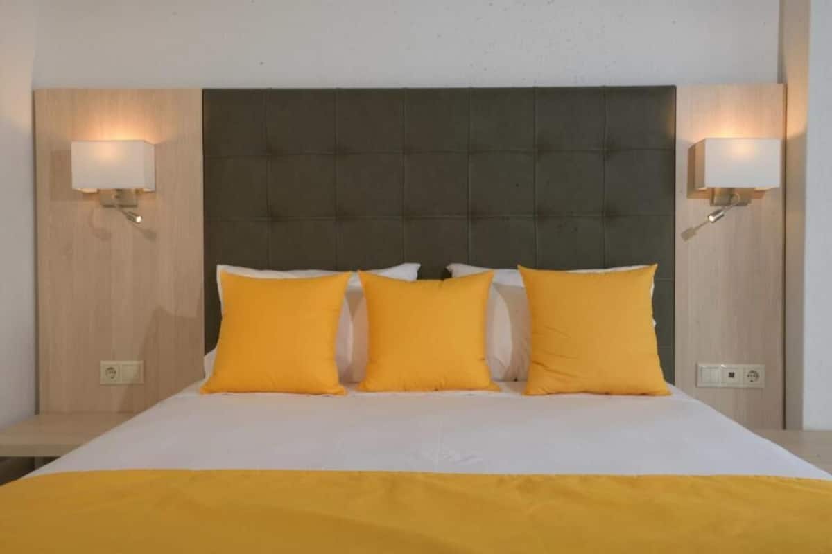 Standaard kamer, 1 twee- of 2 eenpersoonsbedden, uitzicht op tuin | 1 slaapkamer, een kluis op de kamer, verduisterende gordijnen
