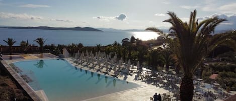 Indendørs pool, udendørs pool, parasoller, liggestole