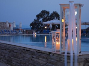 Piscina coberta, piscina a l'aire lliure, para-sols i gandules 