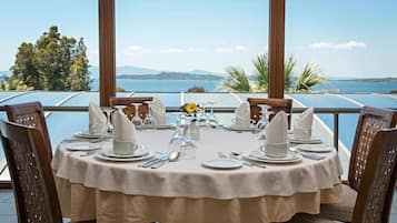 Breakfast and dinner served, sea views
