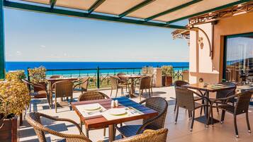 Daily buffet breakfast (EUR 15 per person)