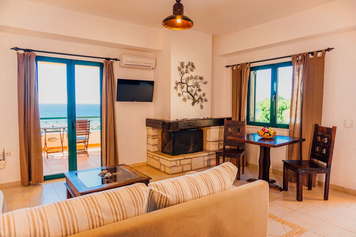 Junior Suite, Sea View | Ruang tamu | 22 inci televisyen skrin rata dengan satelit, TV
