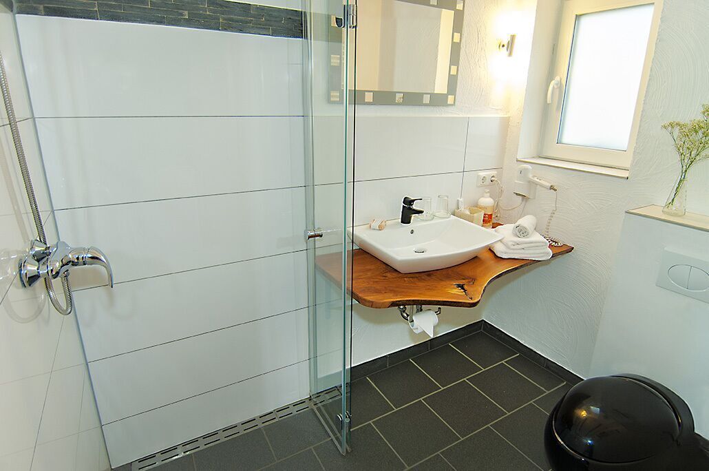 Badezimmer | Dusche, Haartrockner, Handtücher, Seife