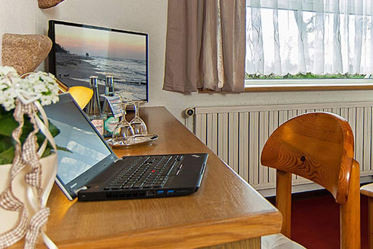 Habitación individual Confort | Área de sala de estar | Televisión