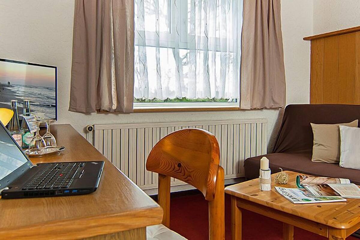 triple room | living area | tv